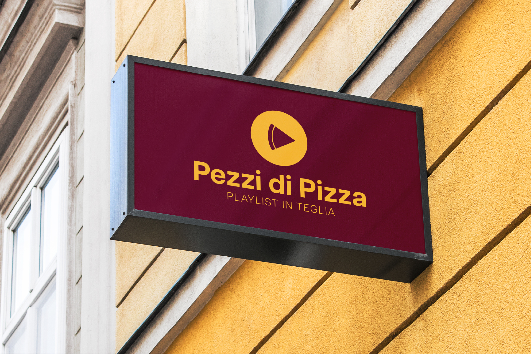 Insegna esterna di Pezzi di pizza su una facciata gialla