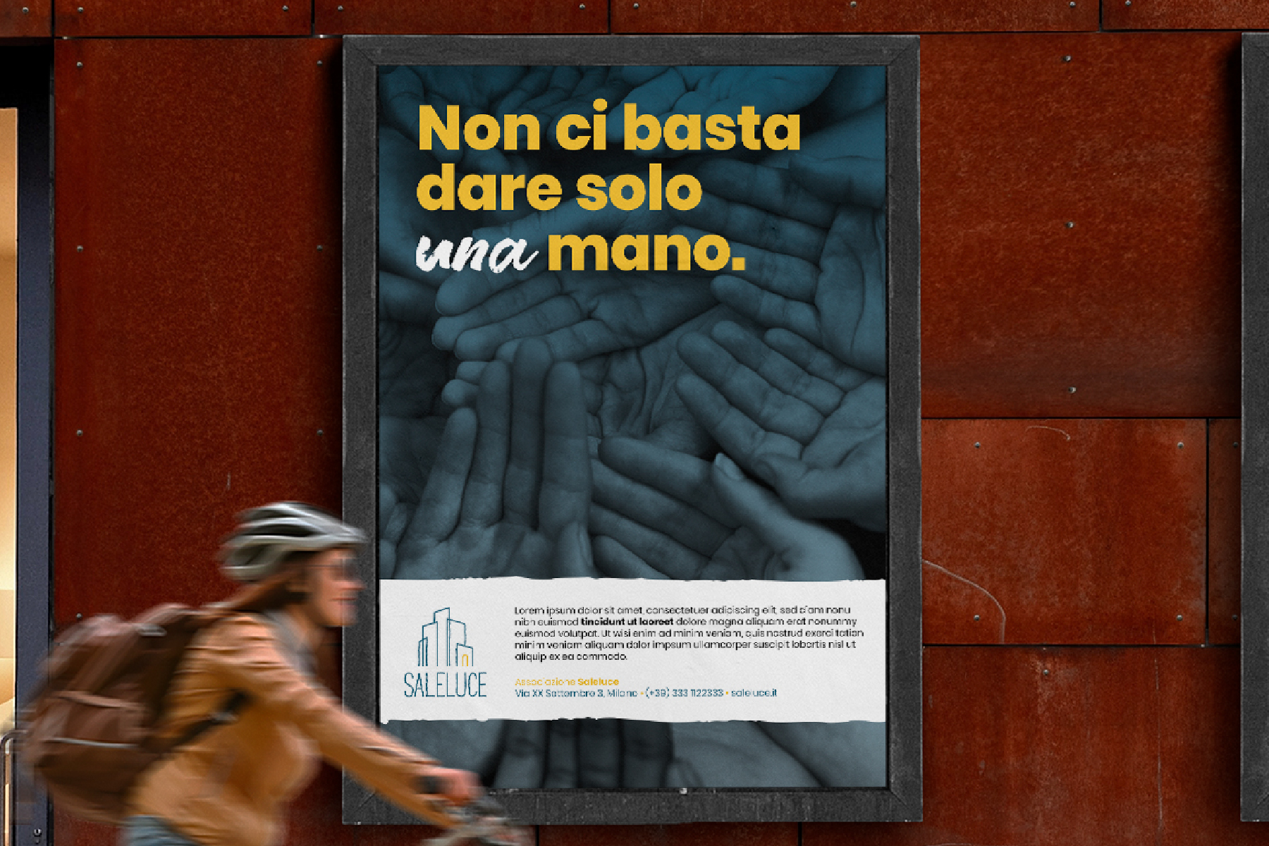 Manifesto Saleluce "Non ci basta dare solo una mano" affisso in una bacheca