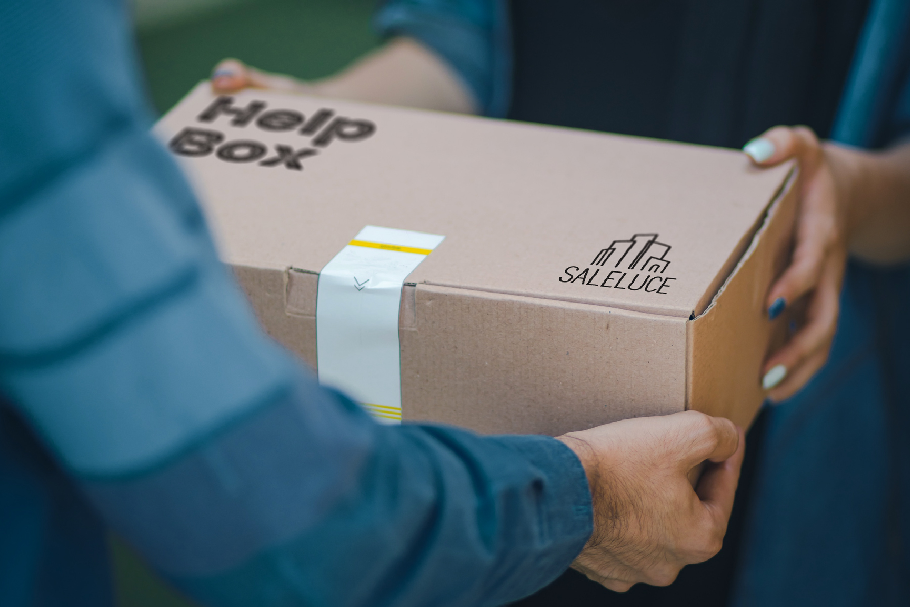 Scatola Help Box di Saleluce consegnata a mano da un volontario