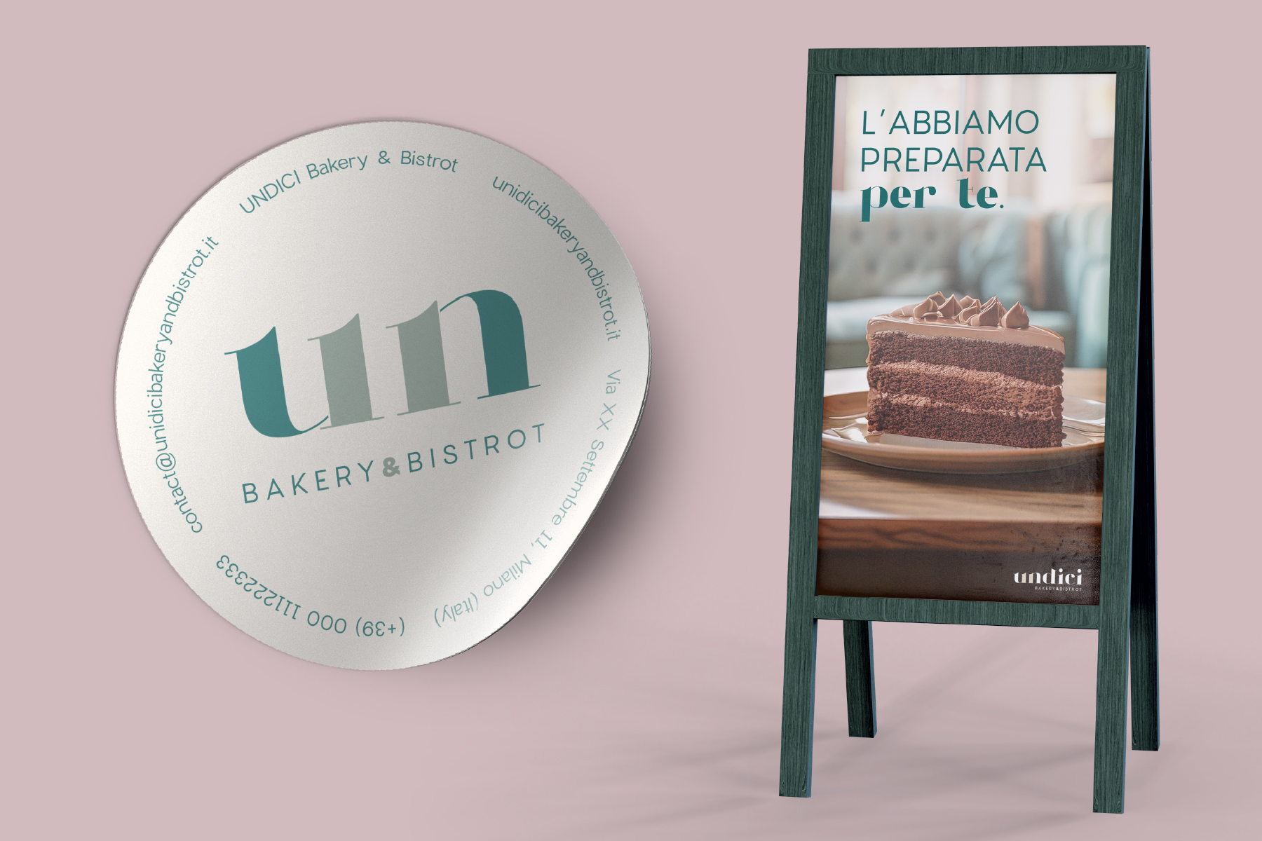 Adesivo brandizzato Undici e lavagna da esterno con una torta