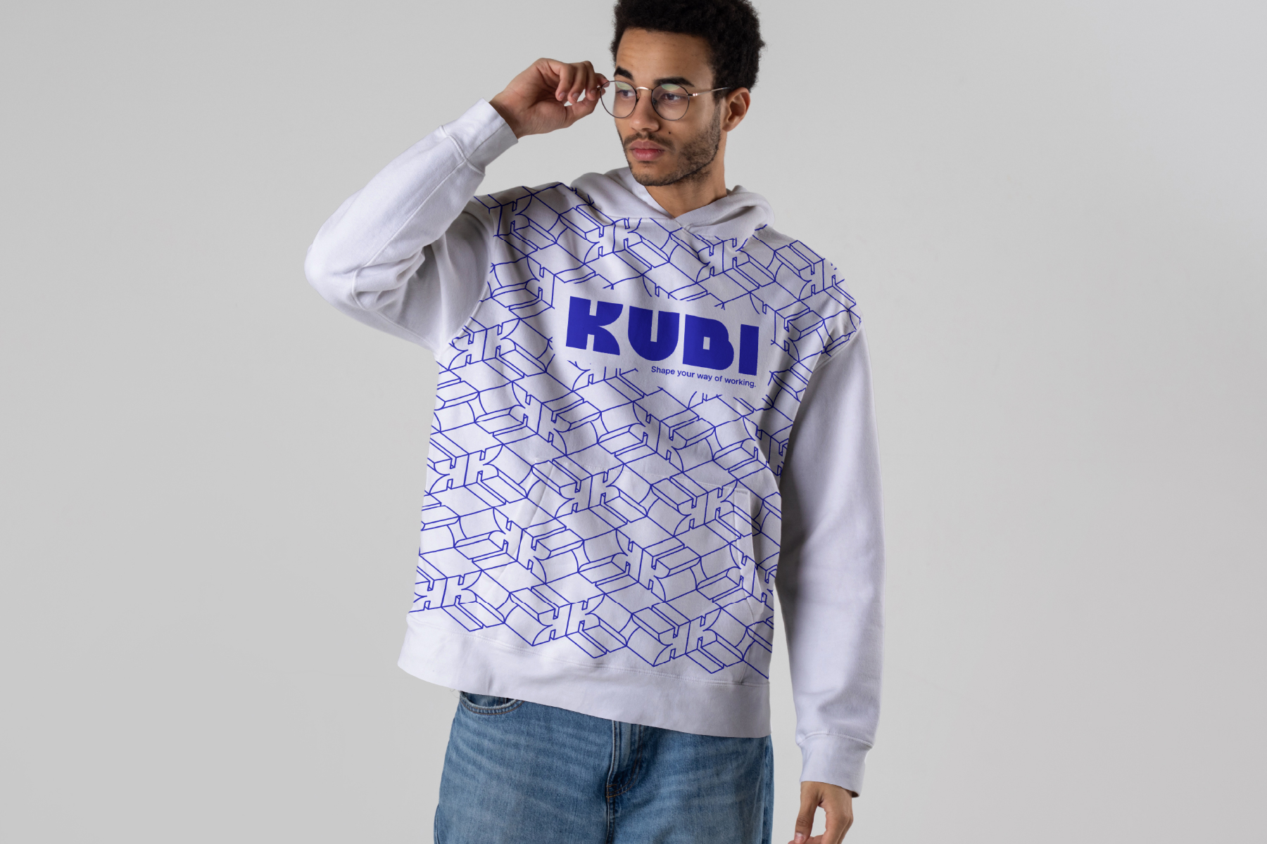 Felpa con il pattern di cubi Kubi indossata da un modello