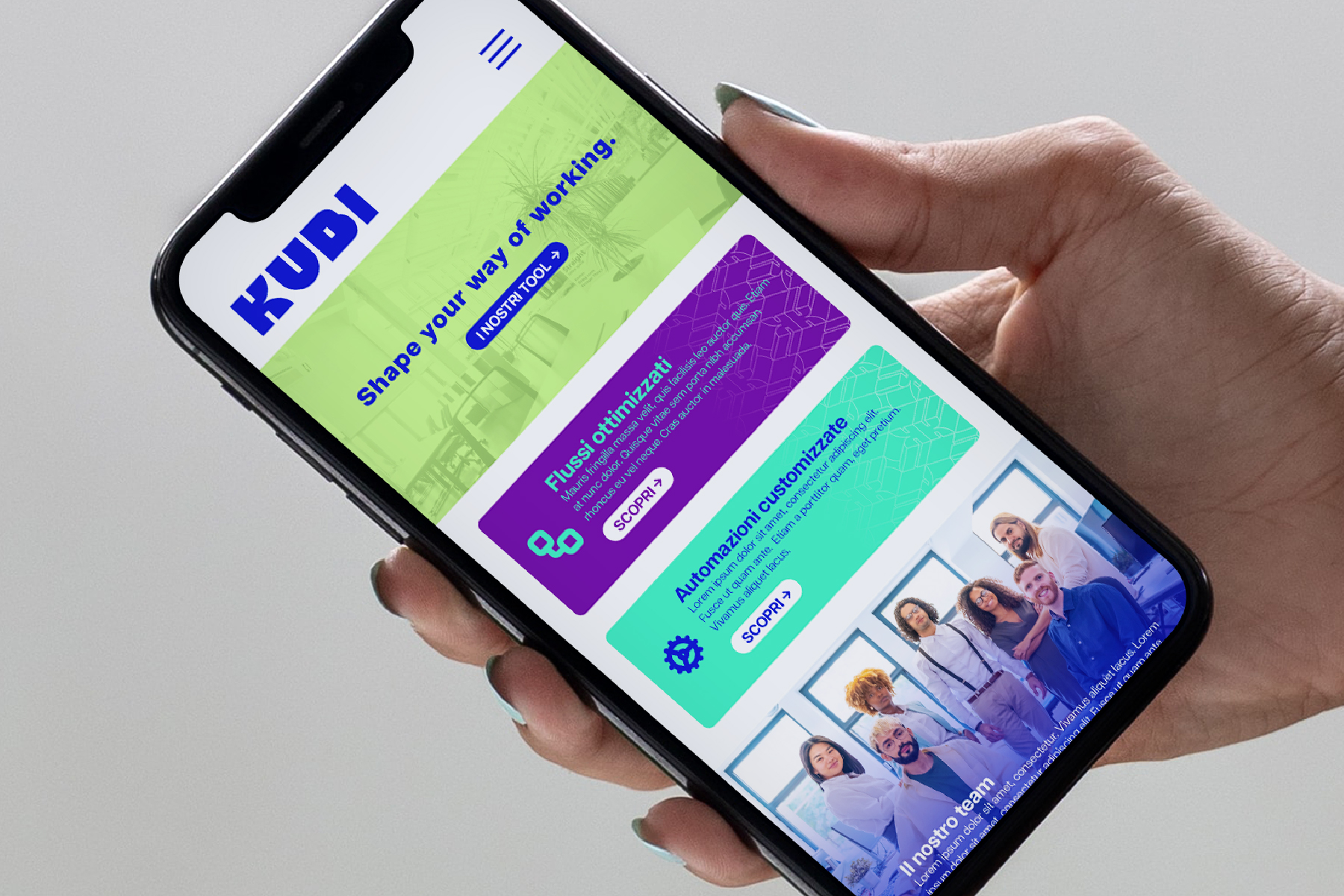 Versione mobile del sito Kubi su smartphone tenuto in mano