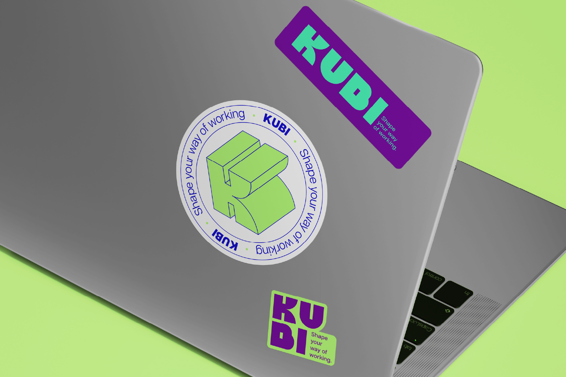Laptop con adesivi Kubi applicati sulla scocca